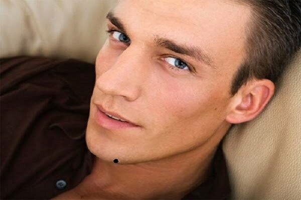 Nốt ruồi ở cằm đàn ông