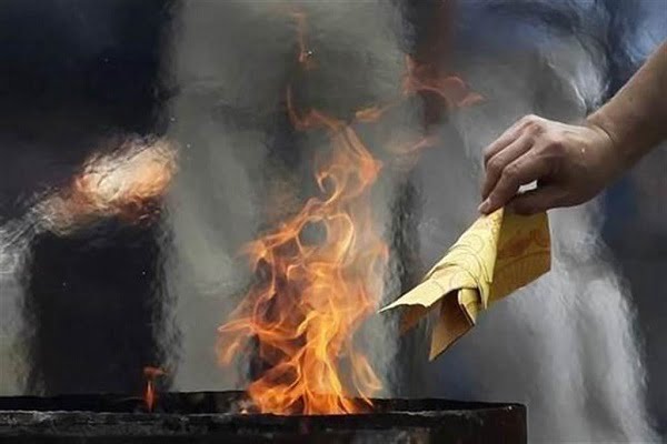 Thắp hương bao lâu thì hóa vàng