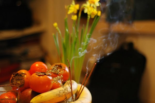 Có nên thắp hương tối không