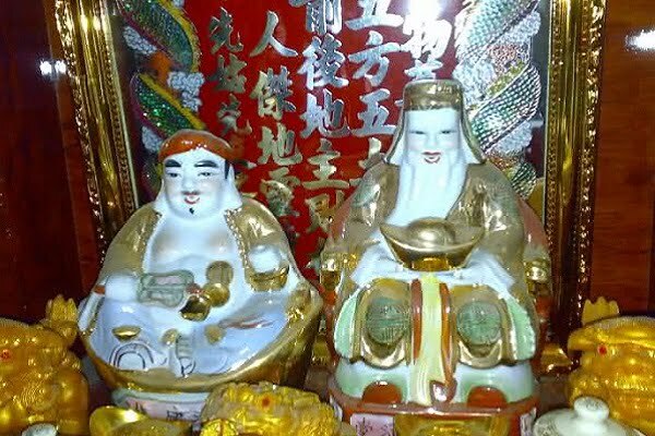 Vị trí ngồi của 2 ông Thần Tài