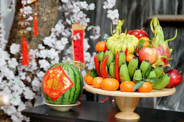 Bình hoa đặt bên nào trên bàn thờ